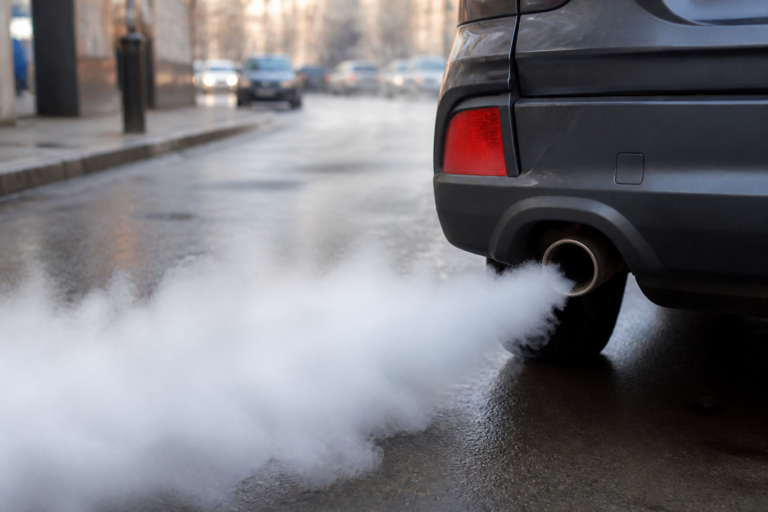 Voiture qui fume blanc : causes, risques et que faire