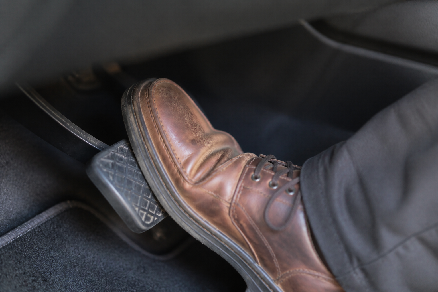 Pédale de frein qui s'enfonce sous le pied du conducteur