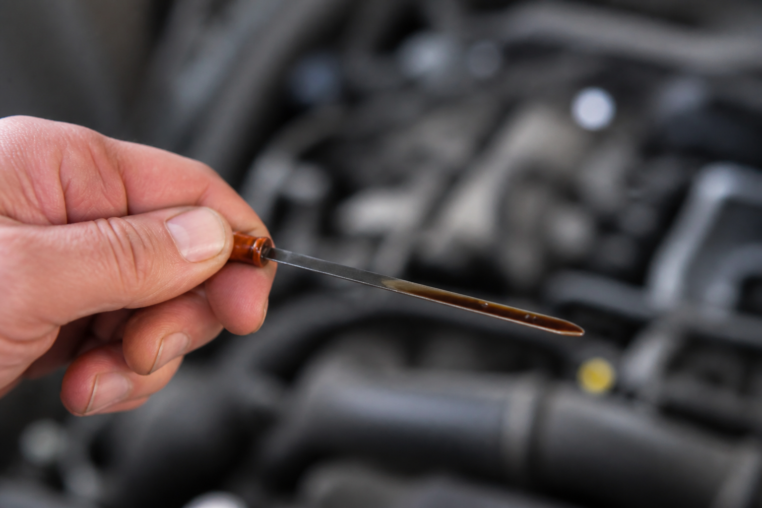 Vérification de la jauge d'huile propre dans un moteur automobile