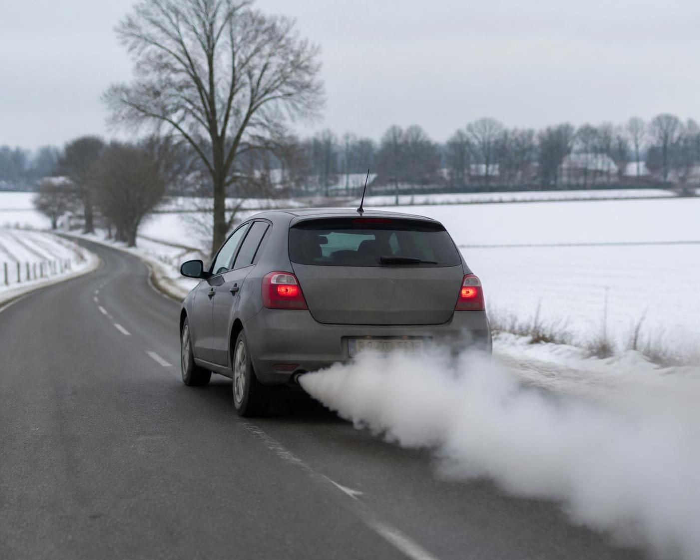 découvrez ce que signifie la fumée blanche qui s'échappe de votre voiture et les causes possibles pour prévenir les pannes.