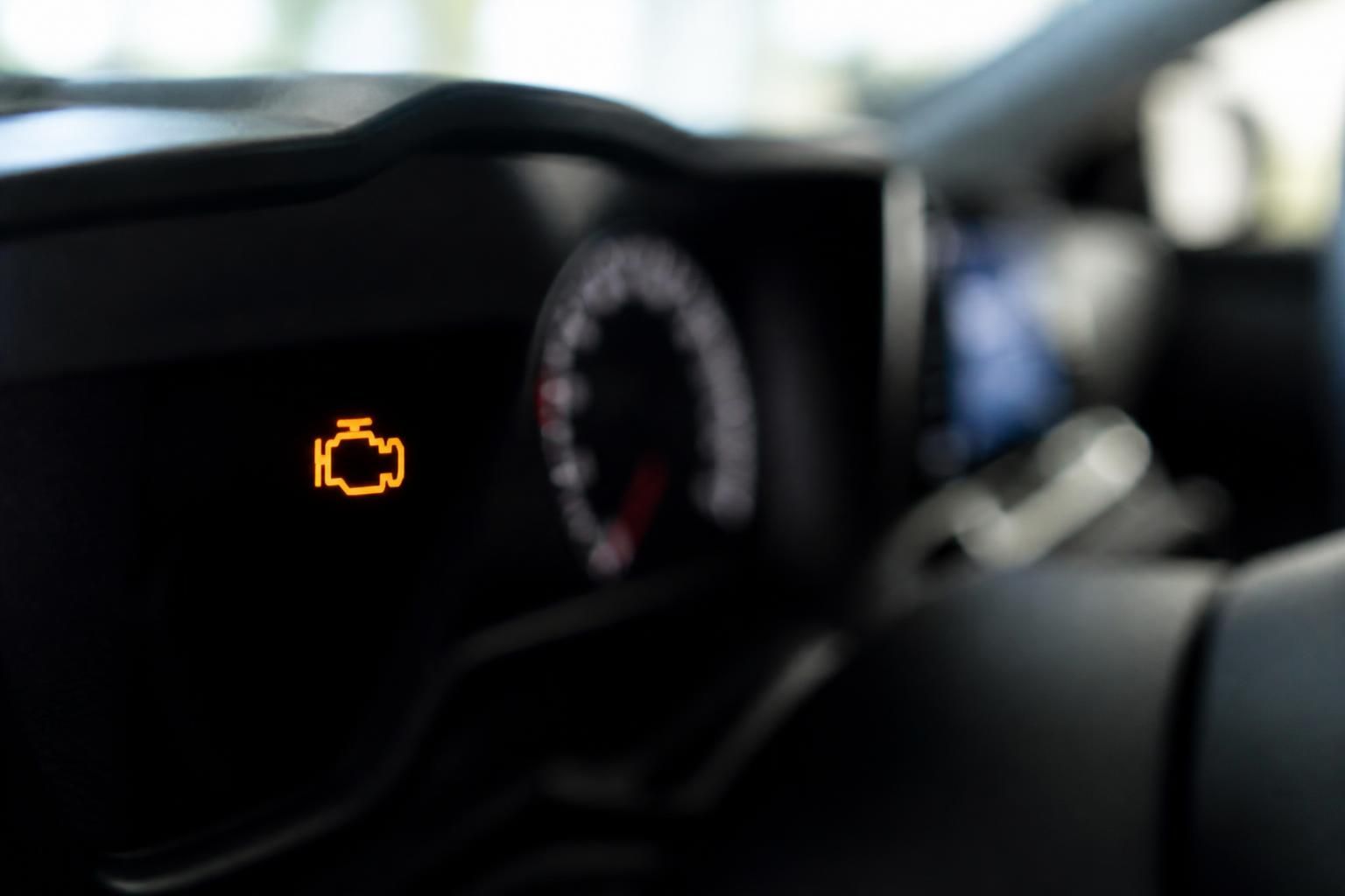 découvrez la signification du voyant voiture orange, les causes possibles et les gestes à adopter pour assurer votre sécurité et éviter les pannes.
