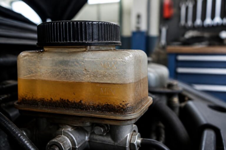 Liquide de frein contaminé ou sédimenté : causes, risques et solutions efficaces