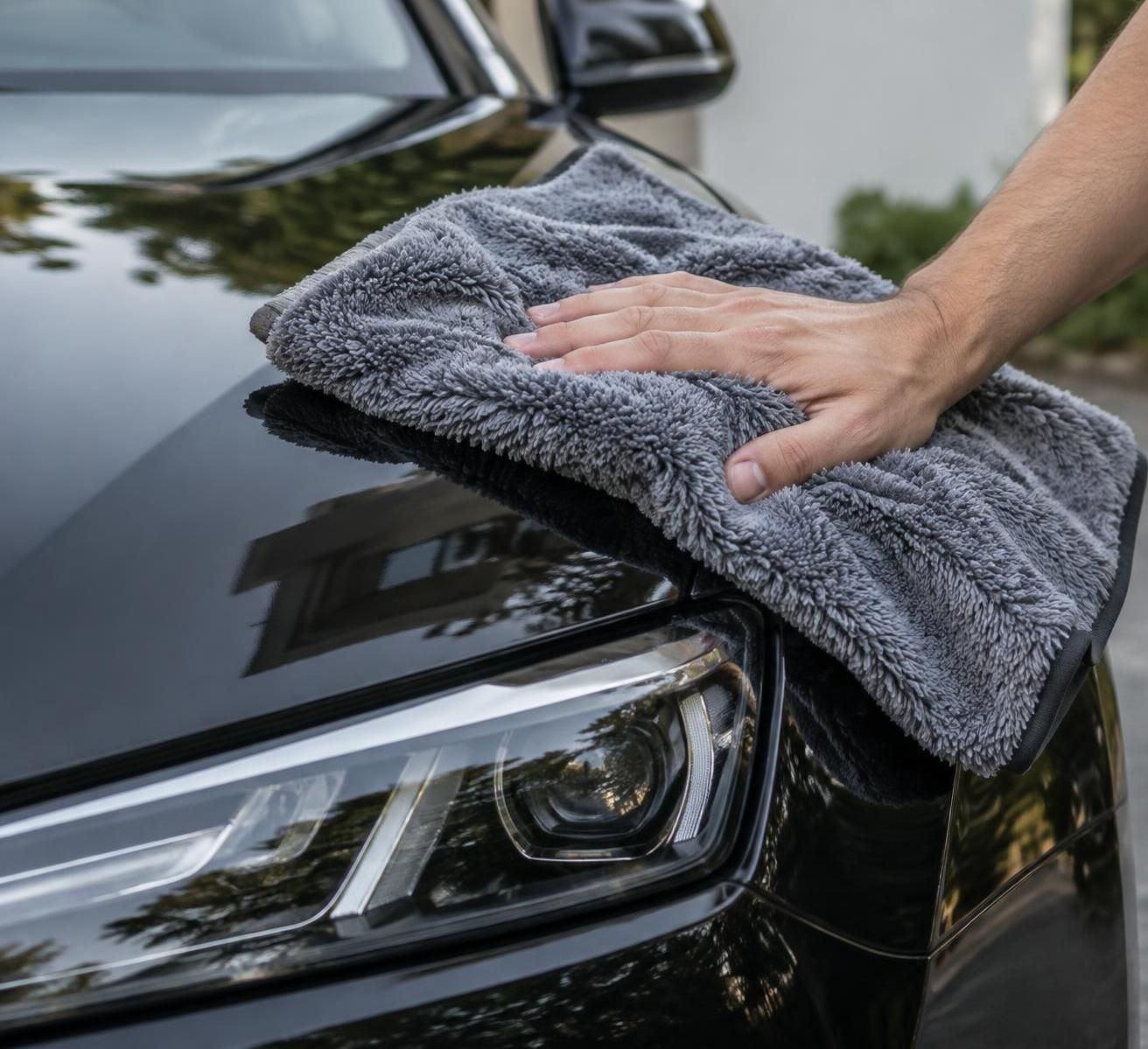 découvrez comment nettoyer la carrosserie de votre voiture efficacement et sans laisser de traces, grâce à des gestes simples et aux bons produits.
